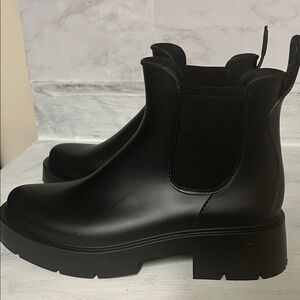 Sleek Black Women's Winter Boots